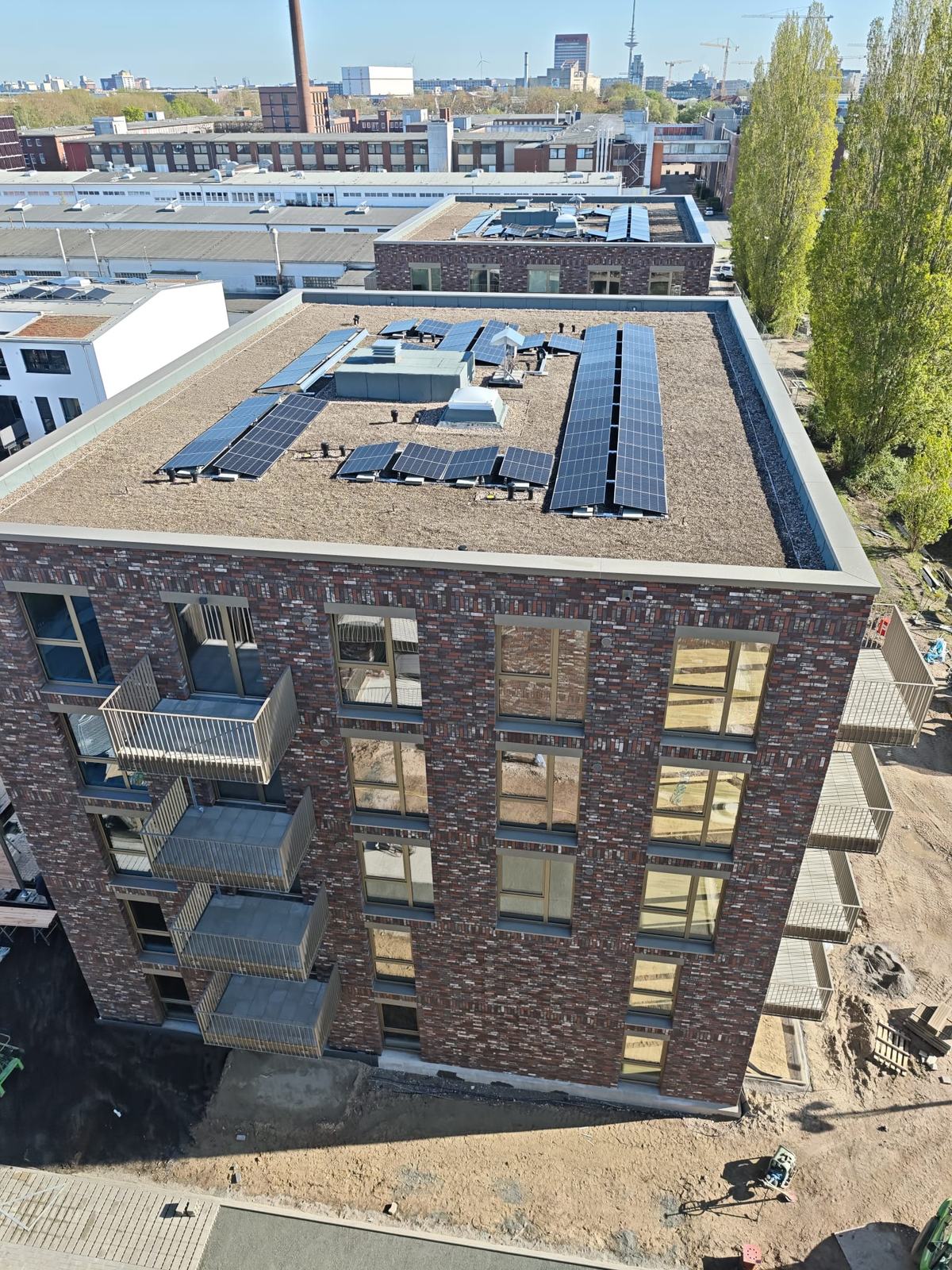Flachdach mit Metallabdeckung und Photovoltaik im Oldenburger Land