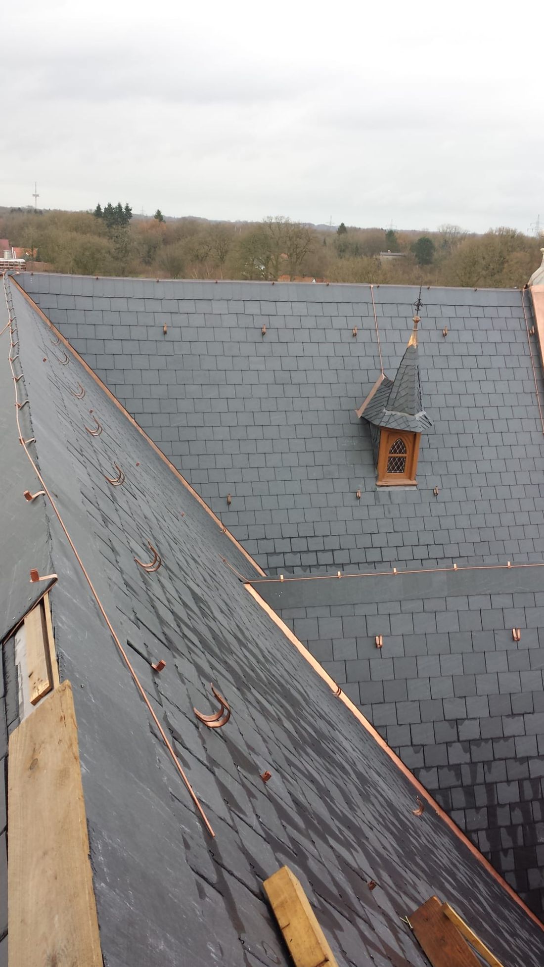 Neu eingedecktes Schieferdach mit Gaube in Hude bei Oldenburg